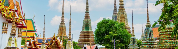 Gekleurde stoepa’s en tempeldaken in Wat Pho, Bangkok, Thailand.
