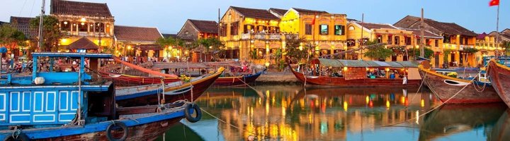 Japanse overdekte brug in Hoi An, Vietnam, met pagodedak en weerspiegeling in het water.