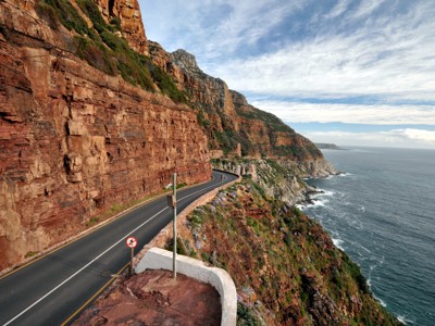 Chapman’s Peak Drive langs steile rotskliffen aan de Atlantische Oceaan bij Kaapstad, Zuid-Afrika.