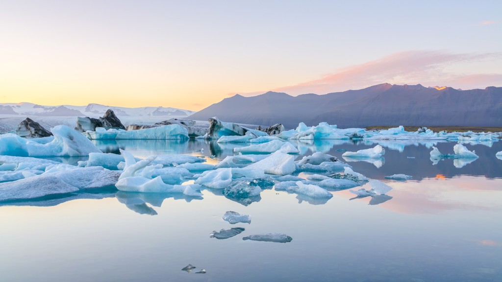 Drijvende ijsbergen in gletsjerlagune Jökulsárlón, IJsland, bij zonsondergang.