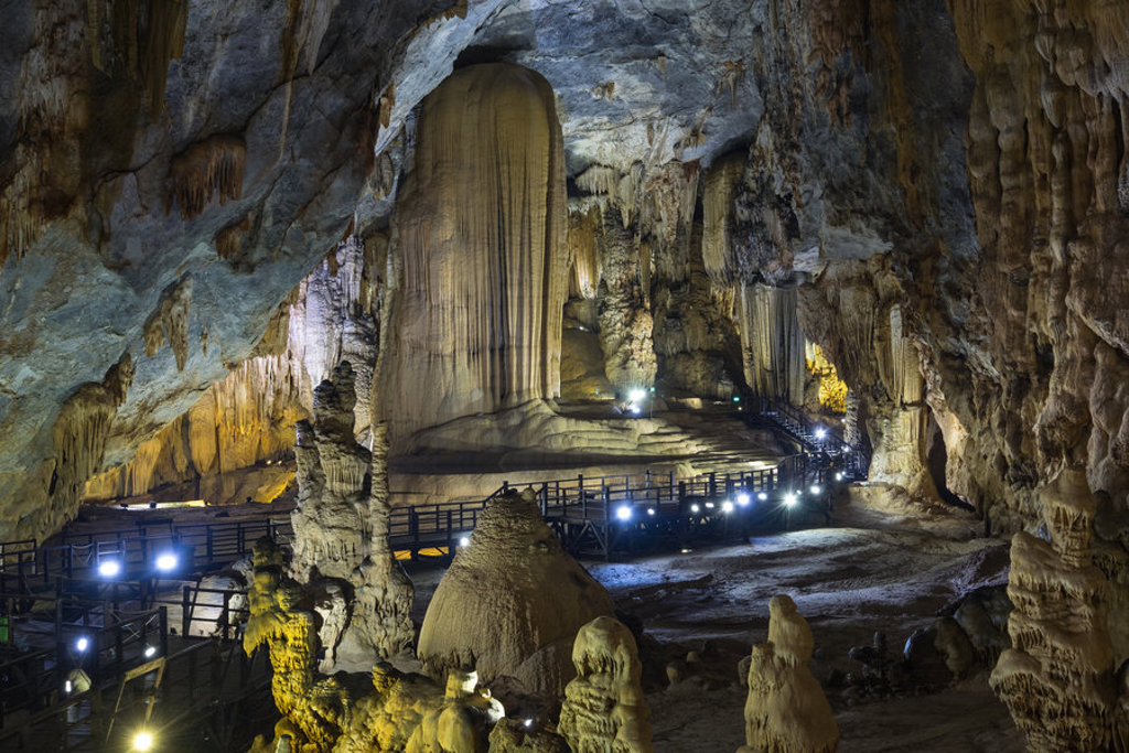 Verlichte grot in Vietnam met stalactieten, stalagmieten en wandelpaden, tijdens Familiereis Vietnam Kort.