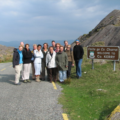 Reisgroep bij het welkomstbord van County Kerry tijdens een groepsrondreis door Ierland.