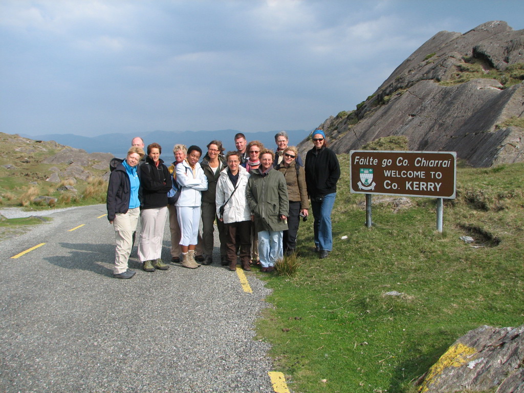 Reisgroep bij het welkomstbord van County Kerry tijdens een groepsrondreis door Ierland.
