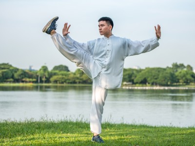 Man doet tai chi bij een meer tijdens Route China, 32 dagen.