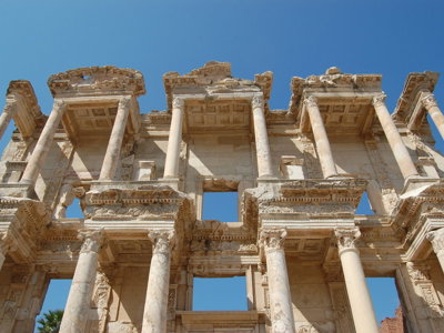 Gevel van de Bibliotheek van Celsus in Efeze, Turkije, met marmeren zuilen tegen een blauwe lucht.