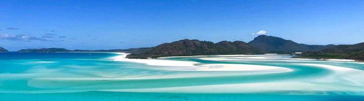 Uitzicht op Whitehaven Beach in de Whitsundays met witte zandbanken en turquoise zee, Australië.