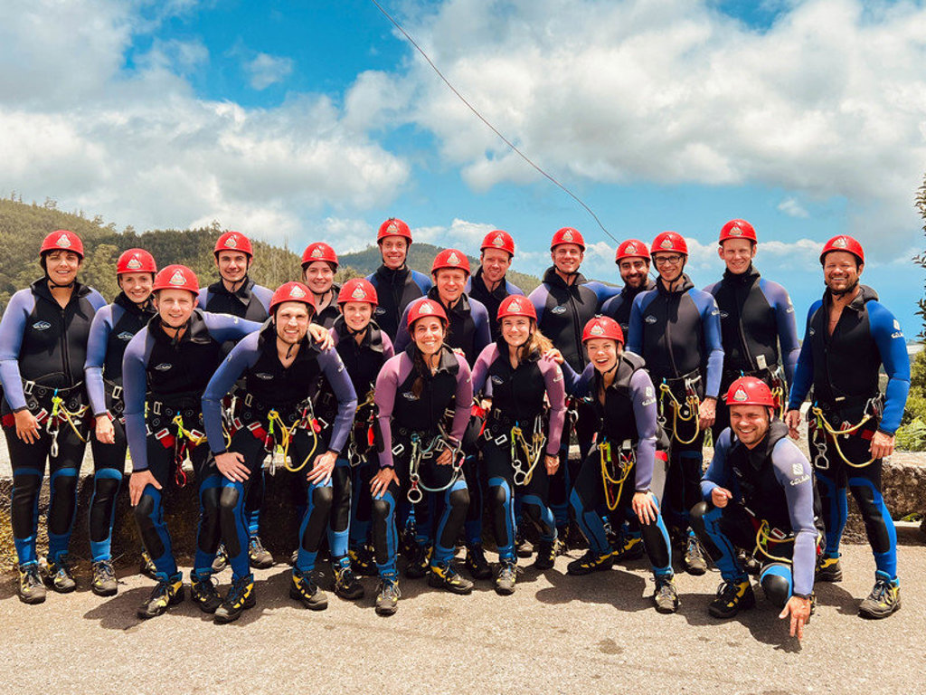 Groep 22-35ers in wetsuits en helmen klaar voor canyoning op Madeira, Portugal.