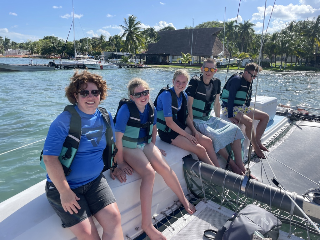 Gezin op catamaran in Mexico, klaar voor een zeiltocht langs de kust.