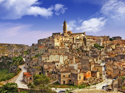 Panorama van Matera met de Sassi-woningen en kerk op de heuvel in Puglia en Matera, Italië.