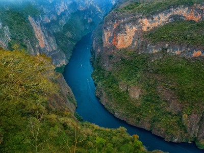 Uitzicht op de Sumidero-kloof in Mexico met rivier tussen steile rotswanden, Route Mexico.