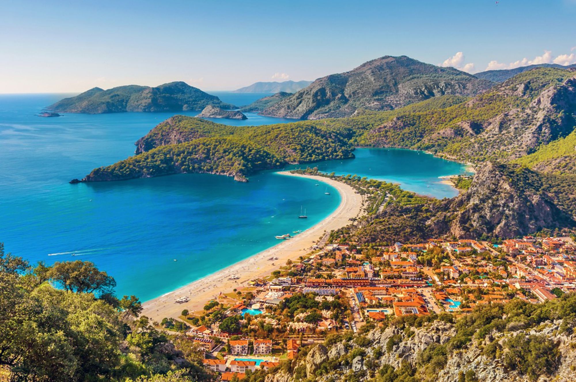 Uitzicht op Ölüdeniz met de Blue Lagoon, strand en bergen aan de Turkse Rivièra.