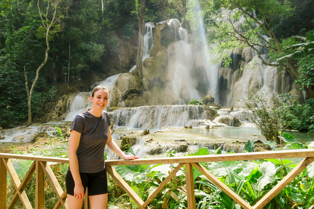 Reiziger bij waterval in tropisch groen tijdens 22-35ers reis Thailand, Laos en Cambodja.
