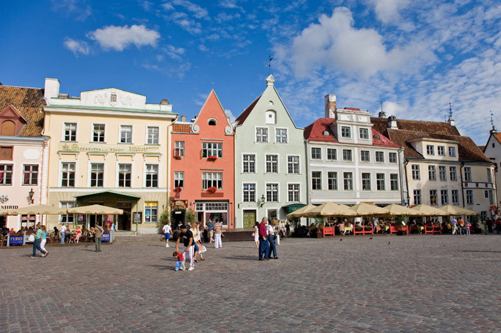 Gekleurde gevelhuizen en terrassen aan het Raadhuisplein in Tallinn, tijdens een groepsrondreis Estland, Letland en Litouwen.