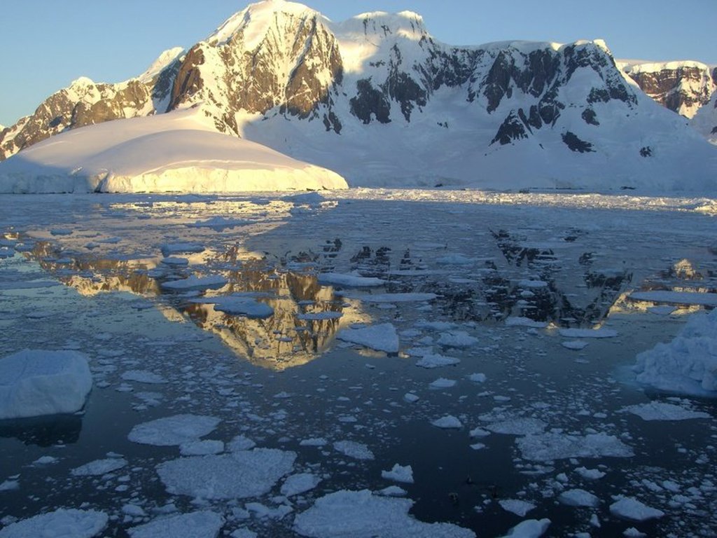 Expeditiecruiseschip vaart door Antarctisch ijs tijdens groepsrondreis Antarctica.