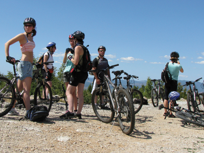 Fietsers pauzeren met mountainbikes bij een uitzichtpunt tijdens de Route Balkan in Kroatië en Montenegro.