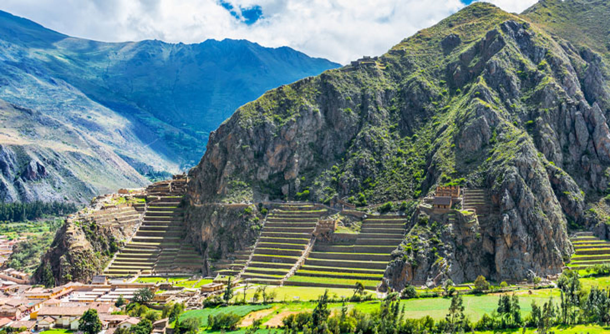 Inca-terrassen en ruïnes van Ollantaytambo in de Heilige Vallei, Peru.
