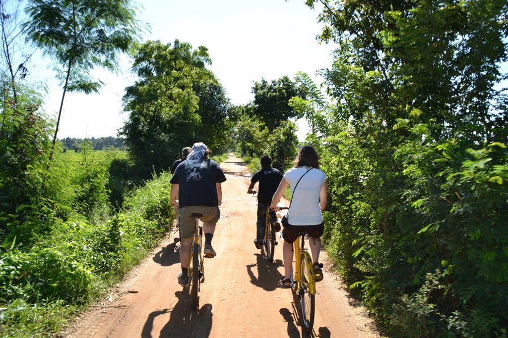 Fietstocht door het groene binnenland van Sri Lanka tijdens de groepsrondreis Sri Lanka en Malediven.