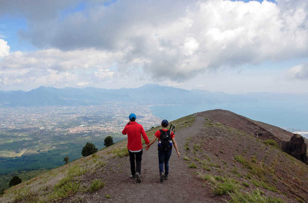 Wandelaars op een bergpad met uitzicht over de Amalfikust in Italië.