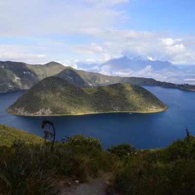 Uitzicht op het kratermeer Laguna Cuicocha in Ecuador tijdens een groepsrondreis.