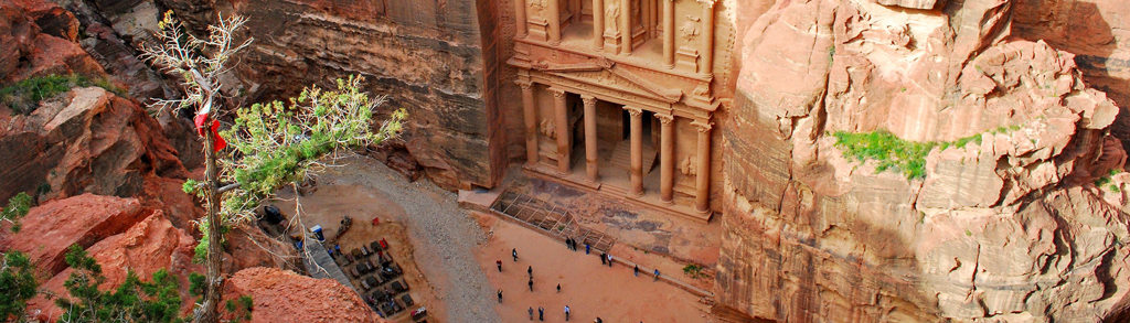 Uitzicht op de Schatkamer (Al-Khazneh) in Petra, Jordanië, tussen hoge rotswanden.