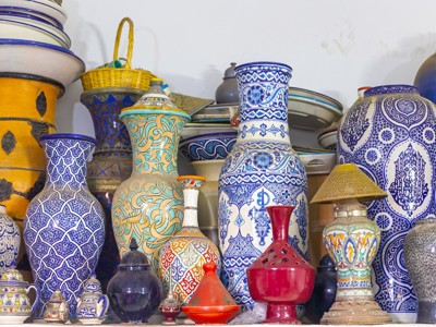 Kleurrijke Marokkaanse keramiek en aardewerk vazen en schalen in een winkel op de Route Marokko.