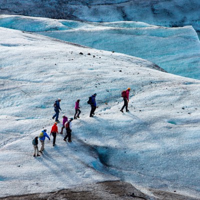 Wandelaars met gids op de Vatnajökull-gletsjer tijdens een gletsjerwandeling in IJsland.