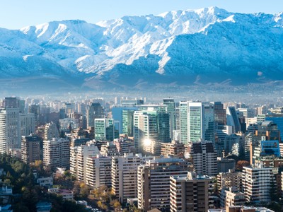 Skyline van Santiago de Chile met de besneeuwde Andes op de achtergrond.
