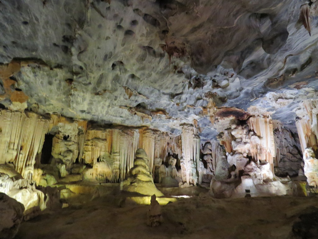 Verlichte druipsteengrot met stalactieten en stalagmieten tijdens groepsrondreis Zuid-Afrika, eSwatini en Lesotho.