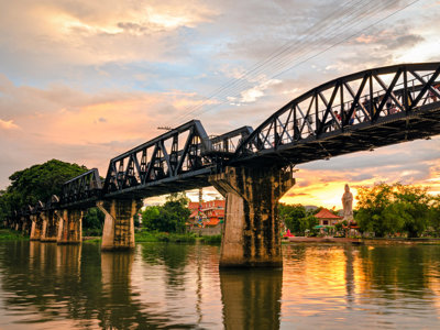 Brug over de rivier Kwai bij Kanchanaburi tijdens zonsondergang, Thailand.