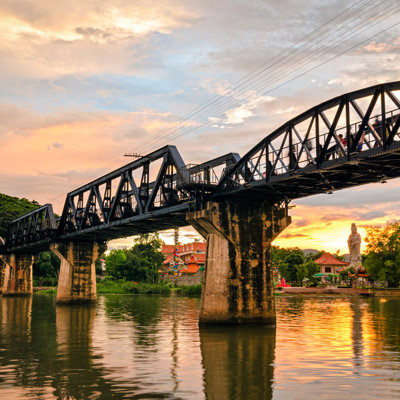 Brug over de rivier Kwai bij Kanchanaburi tijdens zonsondergang, Thailand.