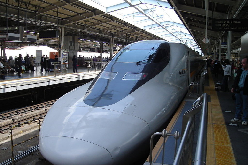 Shinkansen hogesnelheidstrein op een perron in Japan tijdens een familiereis.