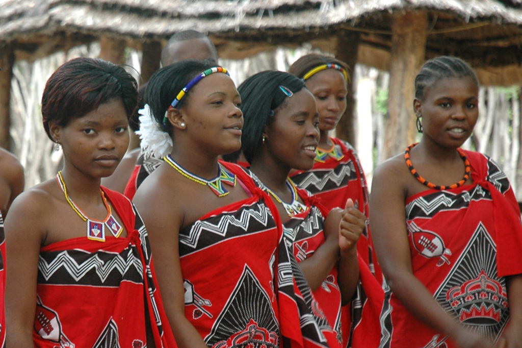 Traditionele dansers in kleurrijke kleding tijdens een 22-35ers reis door Zuid-Afrika.