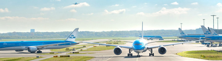 KLM-vliegtuigen op het platform en de startbaan op Schiphol Airport.
