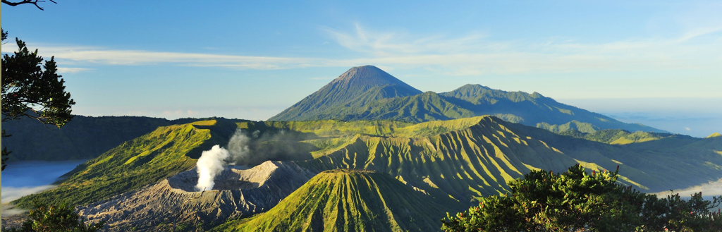 Panorama van de Bromo-vulkaan bij zonsopkomst op Java tijdens de groepsrondreis Java & Bali Hoogtepunten.