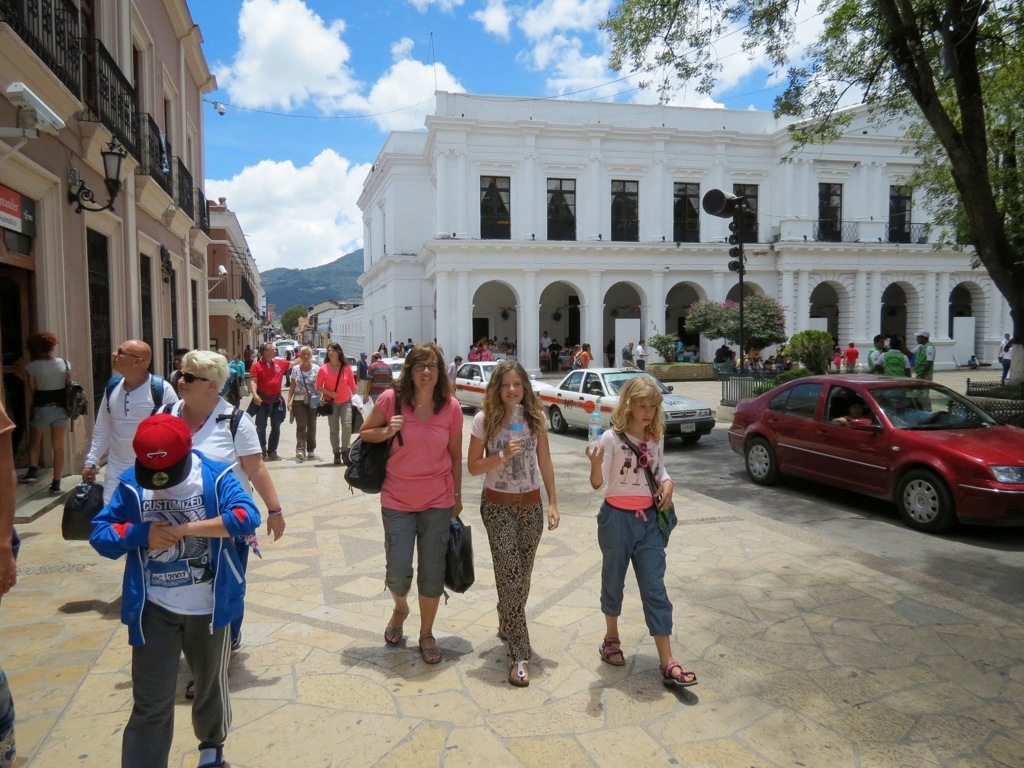 Gezin wandelt door het centrum van San Cristóbal de las Casas tijdens een familiereis Mexico.