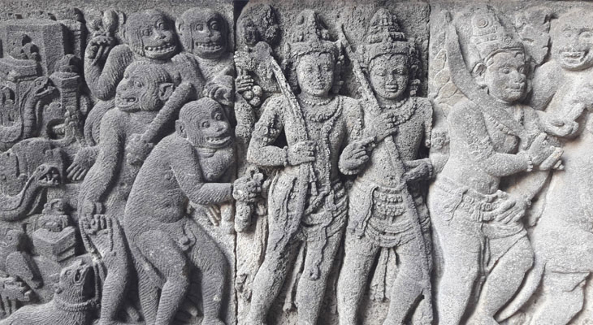 Reliëf met figuren en apen op de Borobudur-tempel in Indonesië.