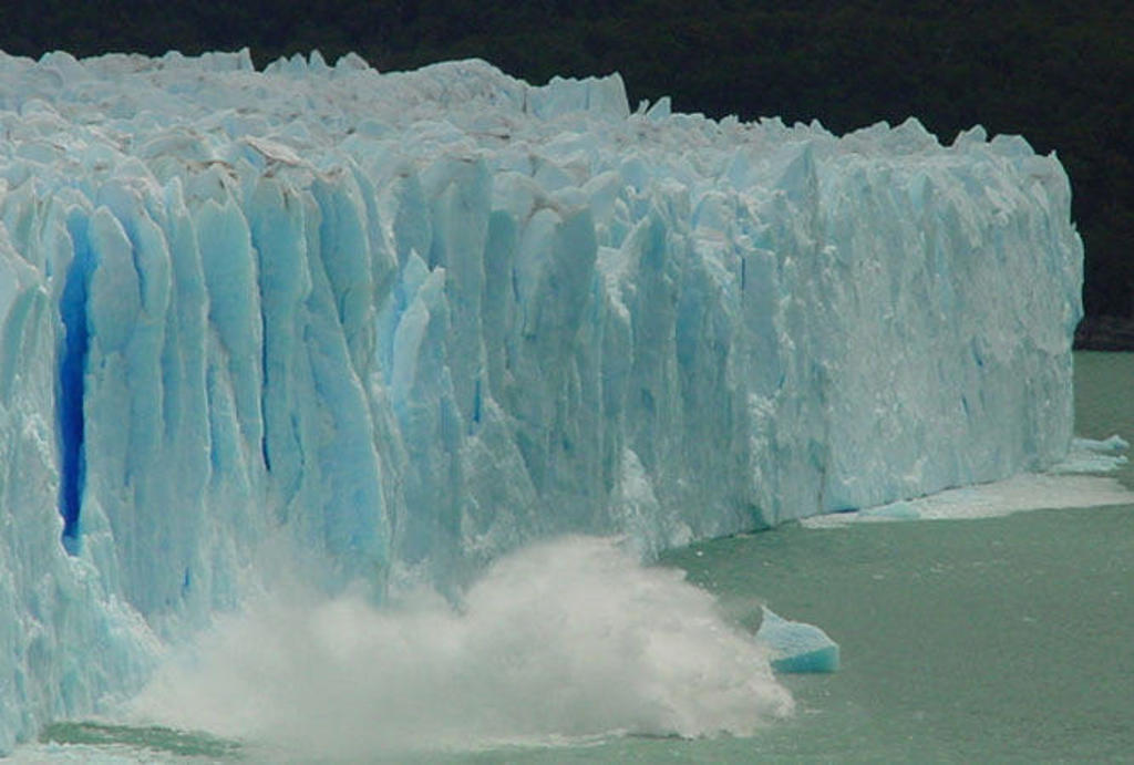 Afsplinterend ijs van de Perito Moreno-gletsjer in Patagonië, met ijsblokken die in het azuurblauwe meer vallen.