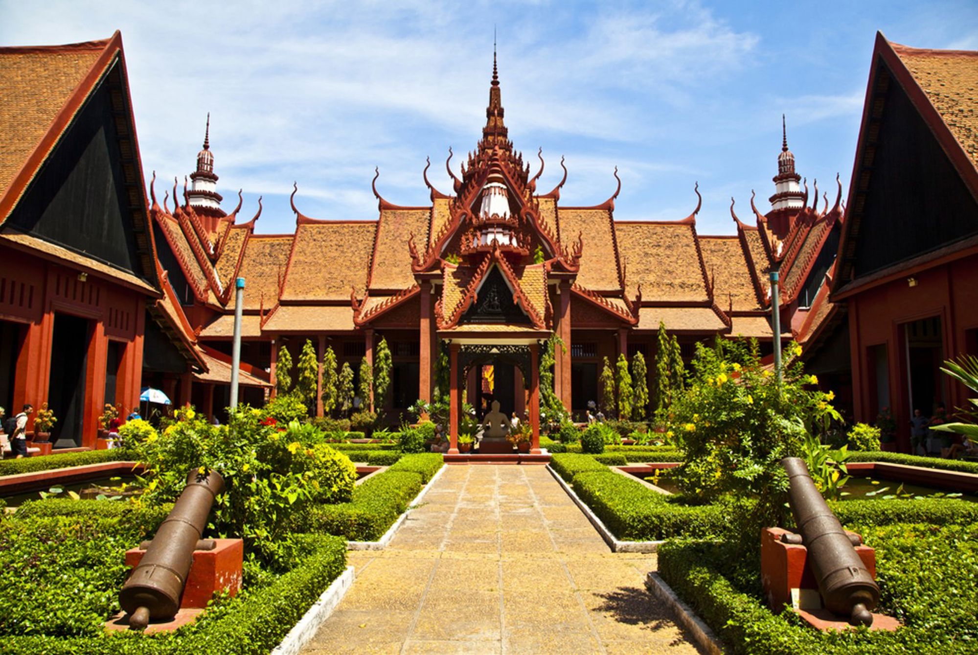 Binnenplaats van het Nationaal Museum van Cambodja in Phnom Penh met traditionele Khmer-architectuur.
