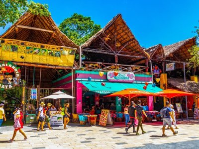 Maya-piramides in de jungle van Mexico, hoog boven het groene bladerdak.