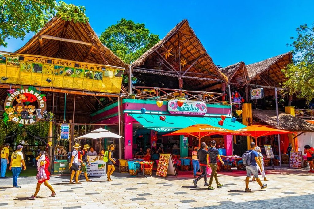 Maya-piramides in de jungle van Mexico, hoog boven het groene bladerdak.
