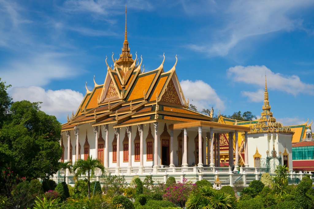 Koninklijk Paleis in Phnom Penh, Cambodja, met gouden tempeldaken en tropische tuin.