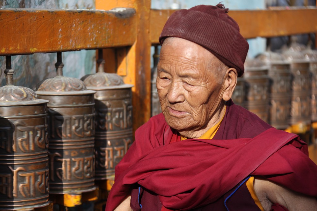 Boeddhistische monnik bij gebedsmolens tijdens de groepsrondreis Nepal Everest.