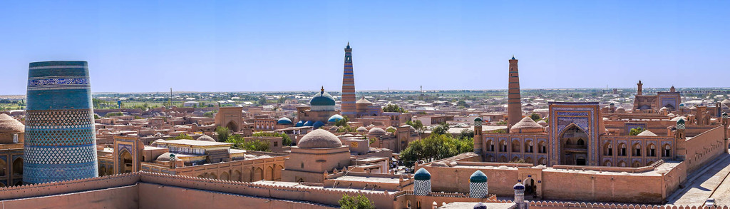 Panorama van Khiva met minaretten en turquoise koepels langs de Zijderoute in Oezbekistan.