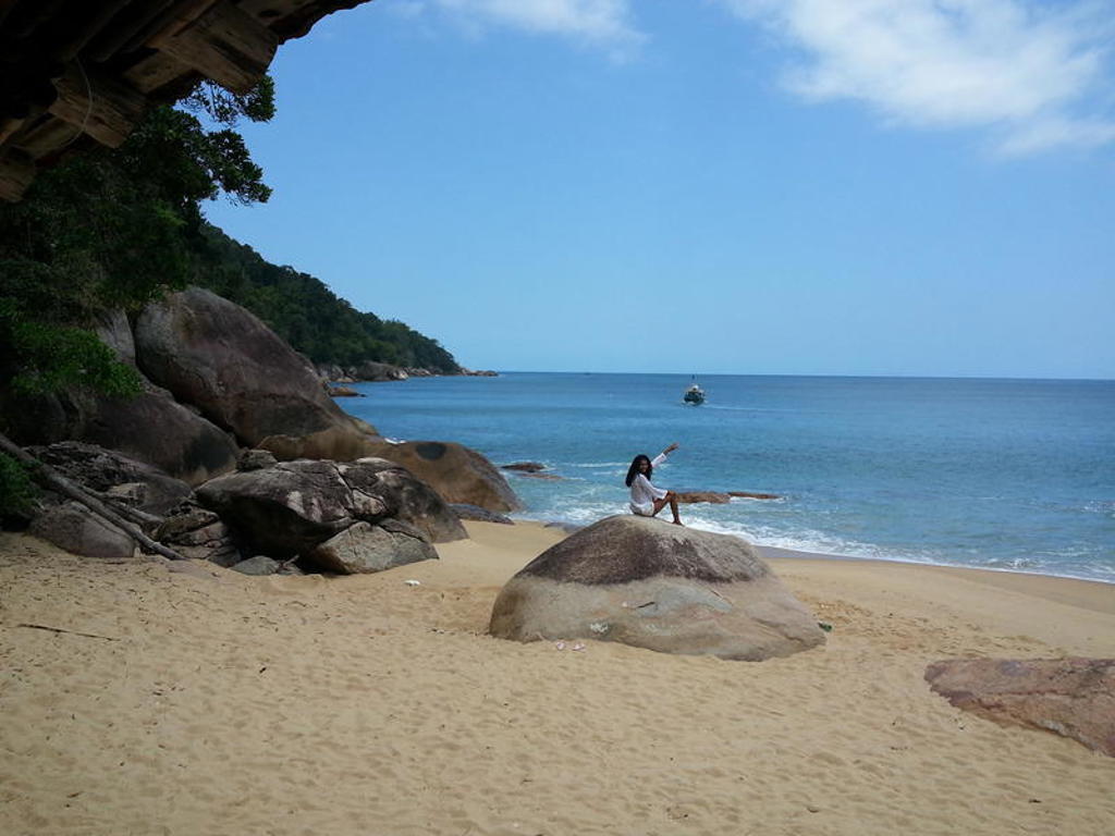 Rotsachtig strand aan de Braziliaanse kust tijdens familiereis Argentinië en Brazilië.