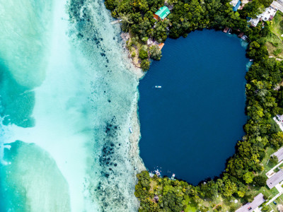 Bacalar Lagoon met donkerblauw meer naast turquoise water, langs de Route Mexico.