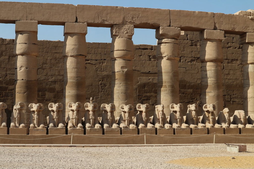 Rij sfinxbeelden en zuilen bij de tempel van Karnak in Luxor, Egypte.