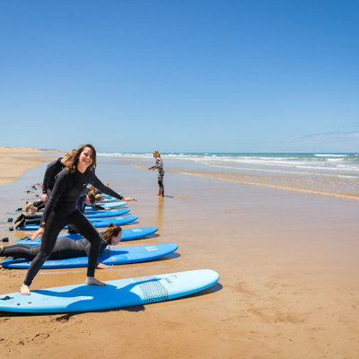 Surfles op het strand in Marokko tijdens een 22-35ers groepsrondreis.