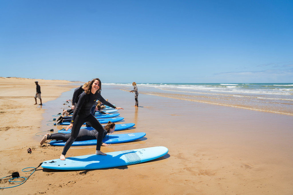 Surfles op het strand in Marokko tijdens een 22-35ers groepsrondreis.