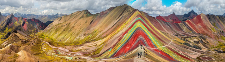 Gekleurde Regenboogberg Vinicunca in de Andes bij Cuzco, Peru.