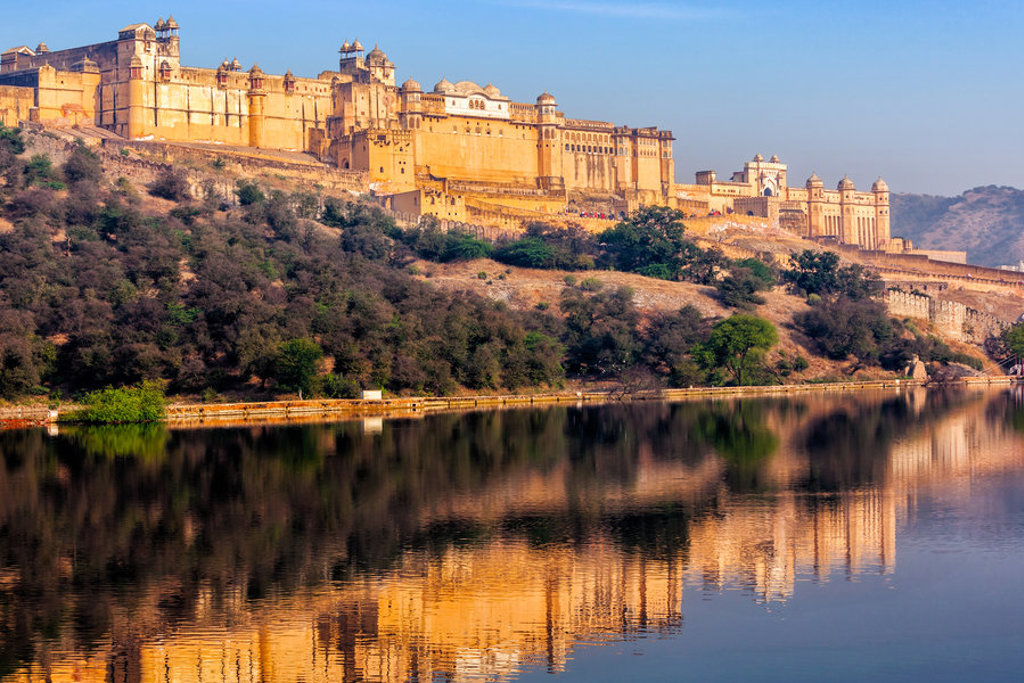 Amber Fort bij Jaipur, weerspiegeld in het water tijdens een groepsrondreis Noord-India en Nepal.